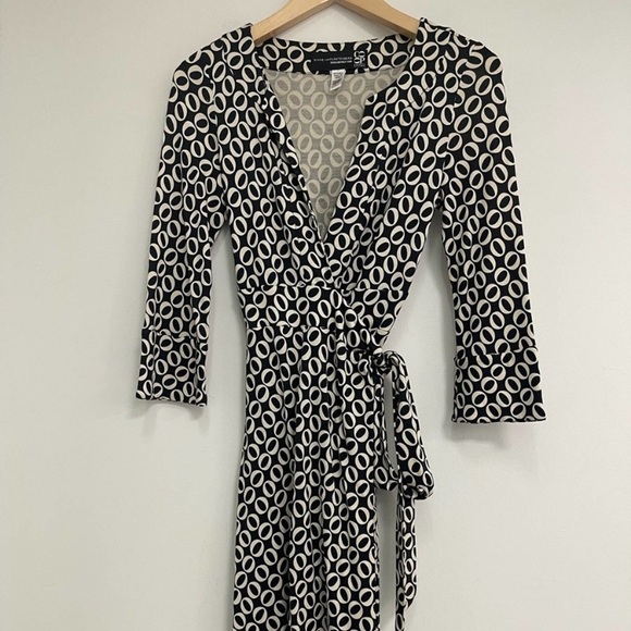 Diane Von Furstenberg Dresses & Skirts - Diane Von Furstenberg Black and White Patterned Dress